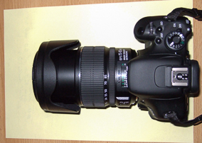 Canon EOS 600D mit EF-S 15-85mm auf 15mm Brennweite und entsprechender Streuchlichtblende (verkehrt)