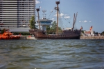 Ein Piratenschiff läuft in den Hafen ein